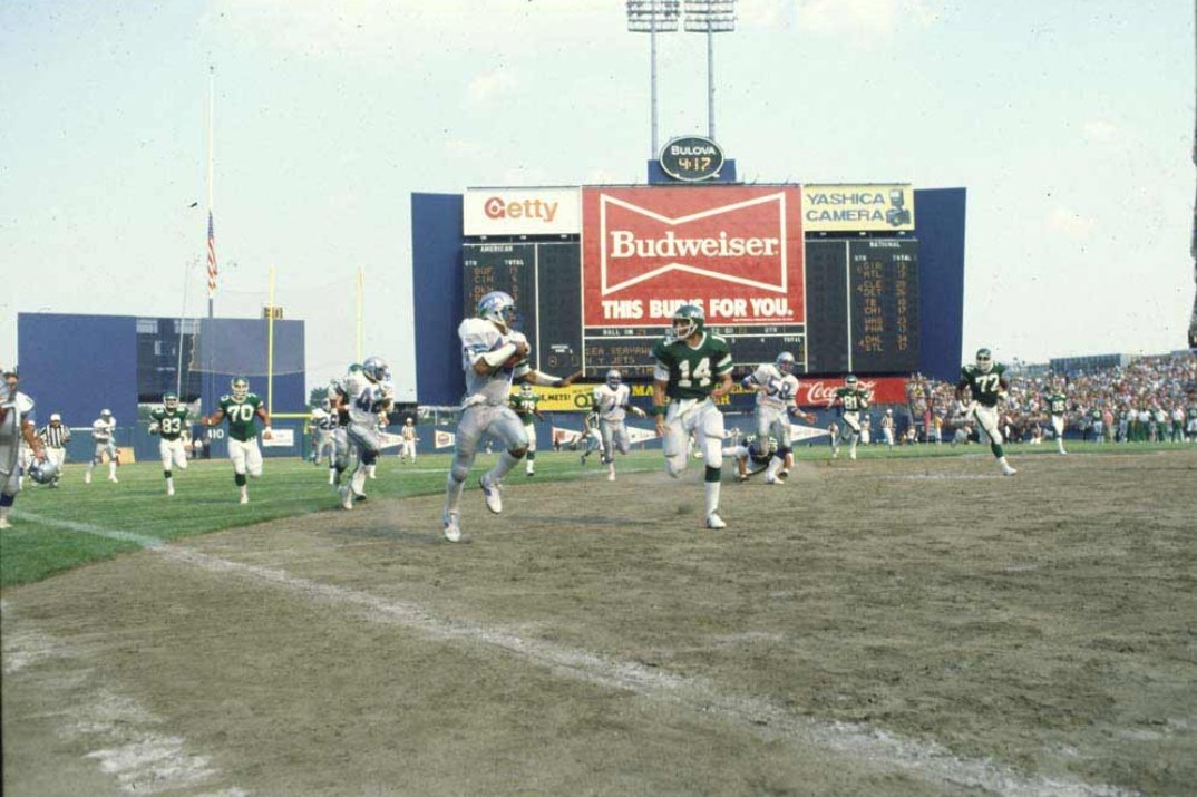 HelmetAddict's tweet photo. Strange seeing such an open stadium for an NFL game. The Seahawks visit the Jets during their final season at Shea in 1983. https://t.co/Lcd2DZy3D6