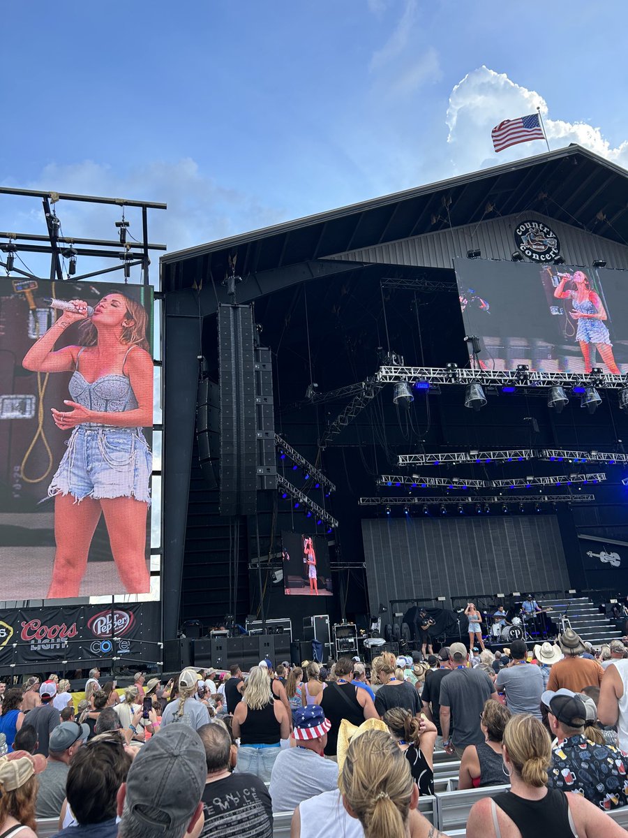 AshleyK623's tweet photo. She’s amazing!! She stops to sign… personal touches matter! @CarlyPearce @CC2023!! https://t.co/fPu5i56De4