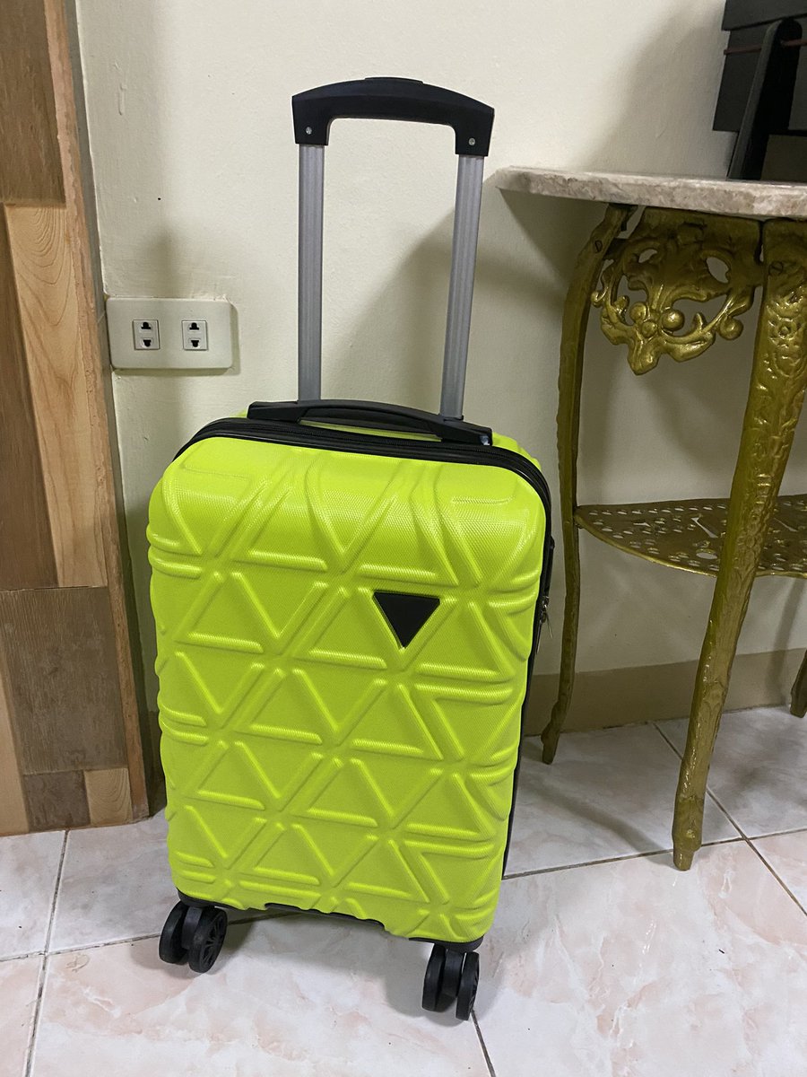 sheyyy816's tweet image. Oh my! This cute luggage sa Taiwan ko pa pala mabibili! #favecolor #neongreen #greenislife #Taiwanfind