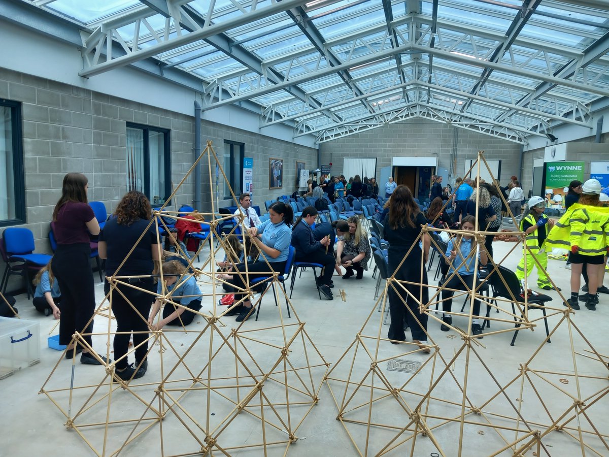 Heddiw, ymunodd dros 250 o ferched ysgol uwchradd â ni yn ein digwyddiadau Menywod mewn Adeiladu yng Nghymru lle buom yn arddangos yr hyn y gall gyrfa ym maes adeiladu ei gynnig.

Edrychwch ar y lluniau o'r digwyddiad isod 👇

#CITB #MenywodMewnAdeiladu #AdeiladuDU