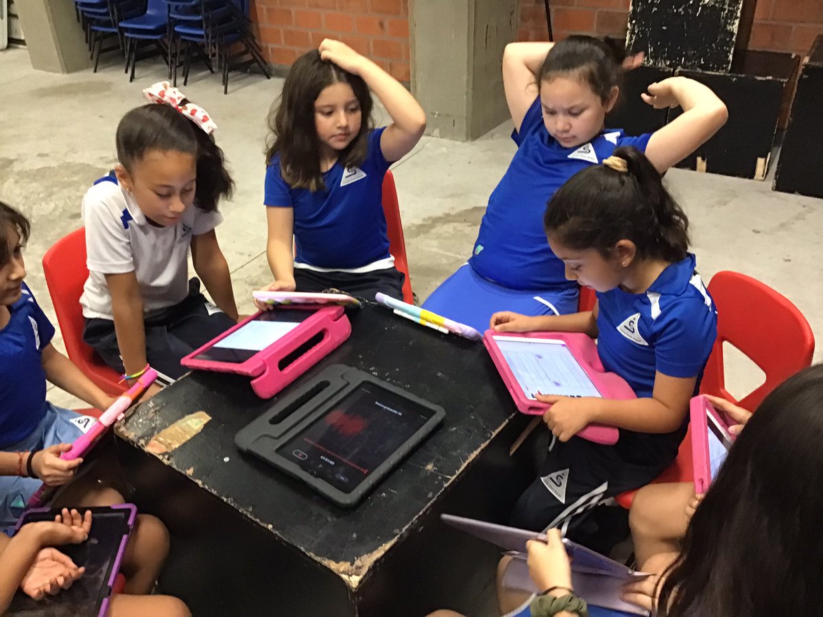 AnaSimb0's tweet photo. Hoy en la clase de teatro jugamos a tener un programa de radio. Las alumnas de 2º estuvieron grabando sus voces contando un cuento colectivo, donde jugaron con diferentes tonos de voz para darle vida a sus personajes. 🗣🎭

#ArtesCSB #SomosCSB
@cartescsb @oz_csb https://t.co/LJ4ZOCiwac