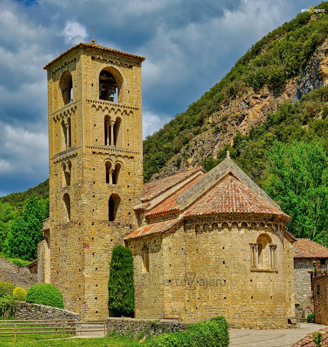 arteviajero_com's tweet photo. Iglesia de Sant Cristòfol de Beget (S. XII), una auténtica joya de la arquitectura románica en la provincia de Girona #FelizViernes #travel https://t.co/RJOuAsqzLS