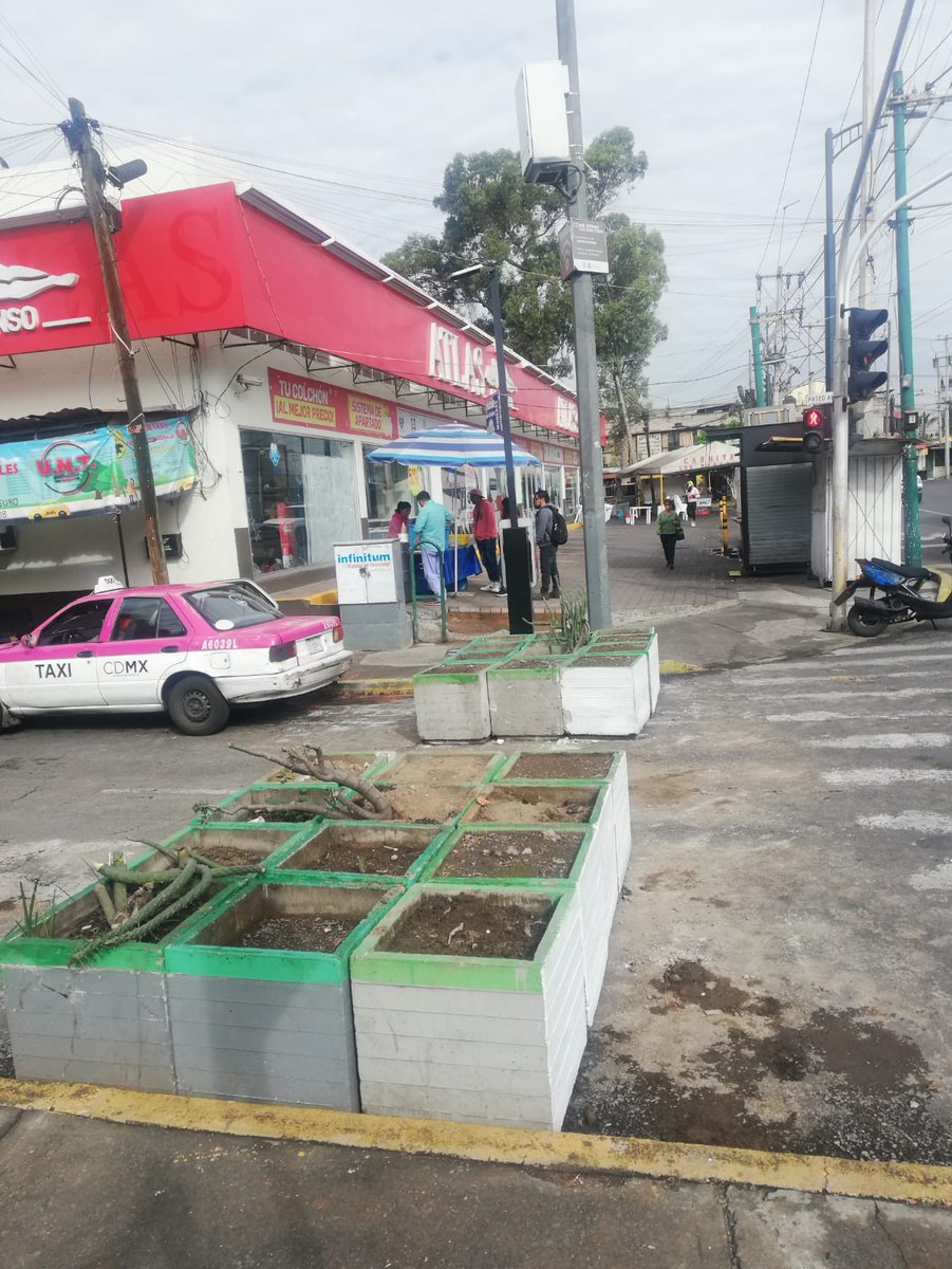 visjannet17's tweet photo. #AlertaADN
Bloquean calles de av. Tlahuac y Lomas estrella, no se sabe con que fin y quienes movieron estos macetones que estaban del otro lado de la avenida.

Han provocado caos vial y accidentes en la zona. https://t.co/aQd488bMJZ