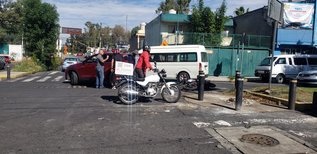 visjannet17's tweet photo. #AlertaADN
Bloquean calles de av. Tlahuac y Lomas estrella, no se sabe con que fin y quienes movieron estos macetones que estaban del otro lado de la avenida.

Han provocado caos vial y accidentes en la zona. https://t.co/aQd488bMJZ