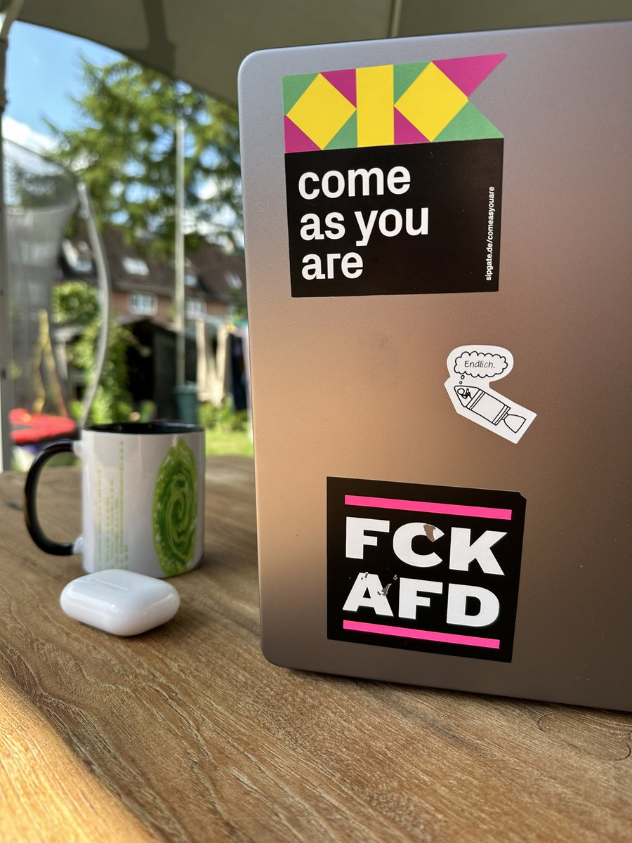 hendrik_kiel's tweet photo. 6 Monate nun bei @sipgateDE und mega happy. Viele interessante Themen am #OpenFriday - Zwischendurch noch Ideen für eine Story bekommen, so bringt das arbeiten Spaß.
Jetzt Laptop zu, umdrehen und den Grill anwerfen 🥰 #fullyremote https://t.co/kgAxaTJZTP