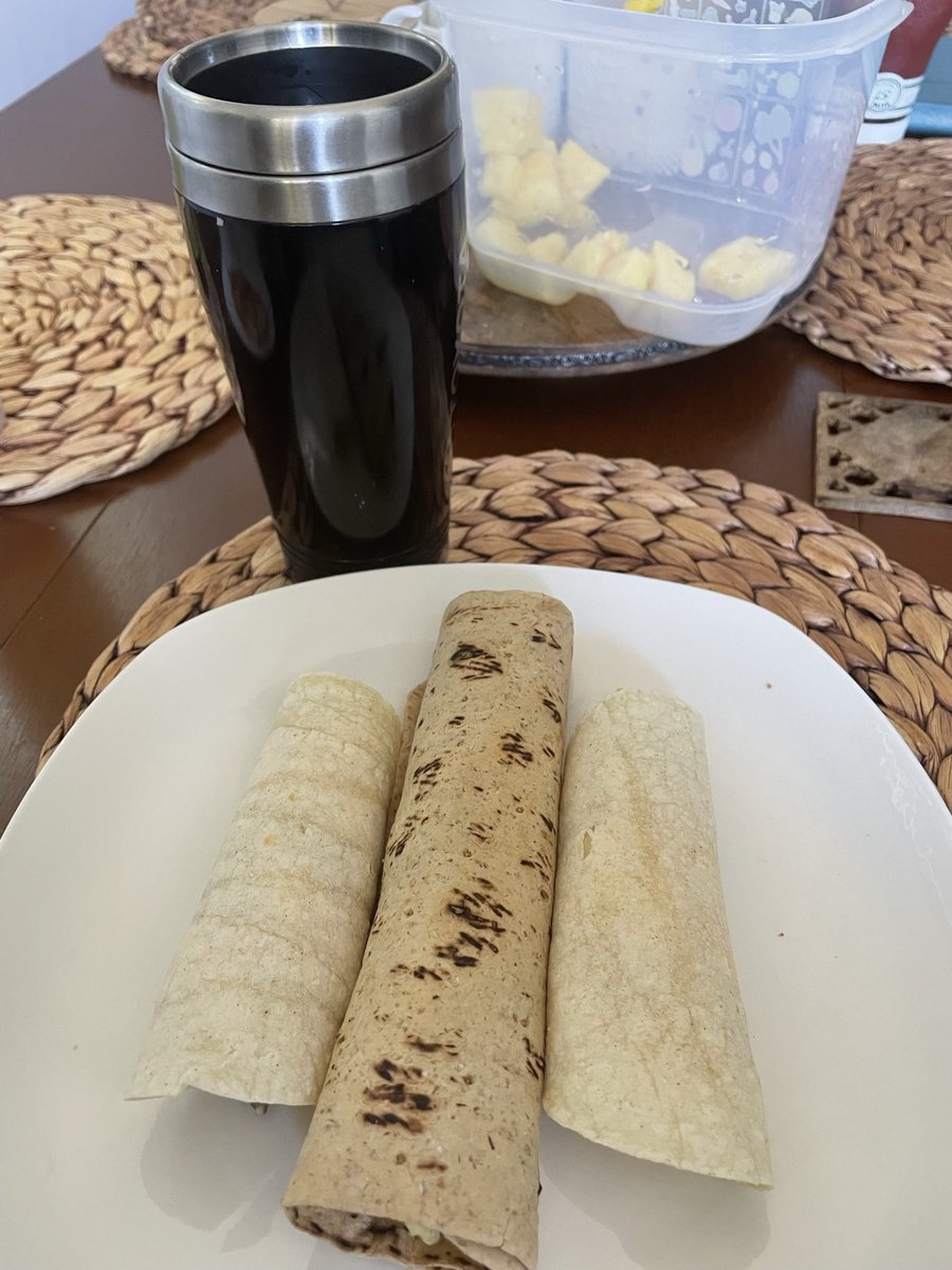 miguelisidro's tweet image. Apapacha a  #TuPoderoso con los #DesayunosPoderosos: tres taquitos de huevo con chorizo y nopales . Dos de tortilla de maíz, uno con tortilla de trigo integral. Un poquito de Piña fresca. Café!! Así, sencillito, carismático y sin complicaciones!