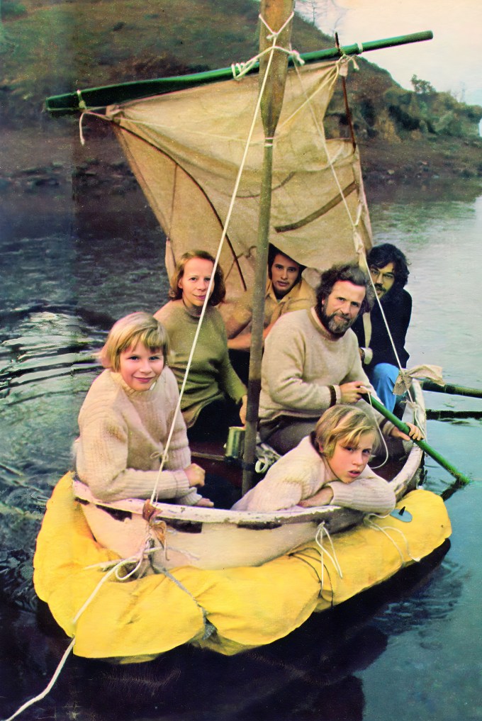 - Thread sur la Famille Robertson, perdue pendant 38 jours dans l'océan -

Dougal Robertson, sa femme, et ses 3 enfants vont devoir survivre seuls dans l'océan Pacifique, avec presque aucune nourriture, et quasiment pas d'eau potable.