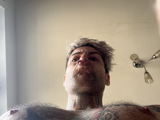 I only send the sexiest of images to friends 😂 https://t.co/MamBNPrgiO