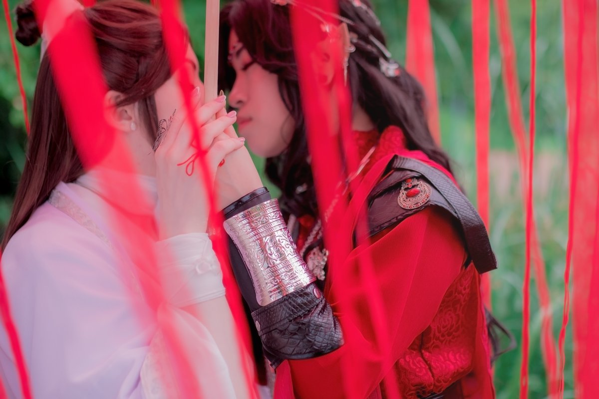 FreezingPhoto's tweet photo. “Only after having met you did I discover that it’s such a simple thing to be happy.”

@nachtblueher as #HuaCheng
@vnderseelie as #XieLian 

#HuaLian #TGCF https://t.co/B64Q7iDmW1