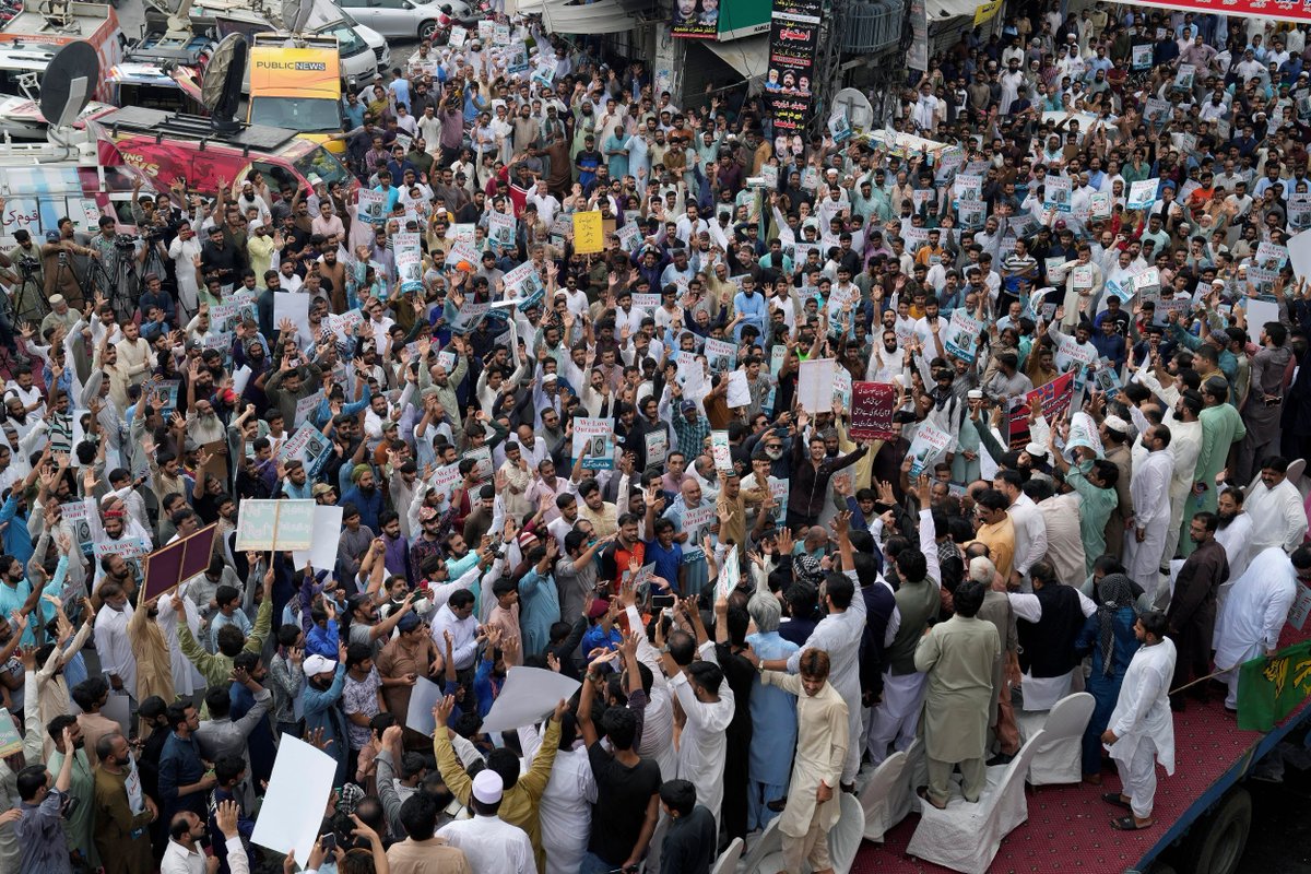 TRTWorldNow's tweet photo. In pictures: Thousands of people rally in streets across Pakistan to condemn burning and desecration of Quran in Sweden that has outraged Muslims worldwide https://t.co/wkmNFwWjYW