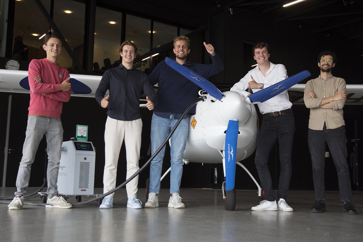 Blije gezichten bij onze studenten van @HvaTechniek na hun presentaties voor ons bestuur.