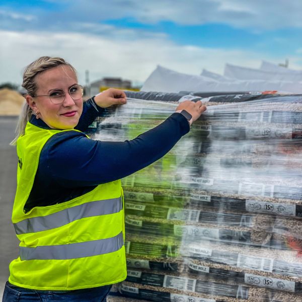 After trialling two different films, Mercer Torgau is saving costs and reducing emissions by switching their biofuels transport packaging.

Lena Seemann, Head of Technical Purchasing at Mercer Torgau, shares details.
bit.ly/3XJ8lL9