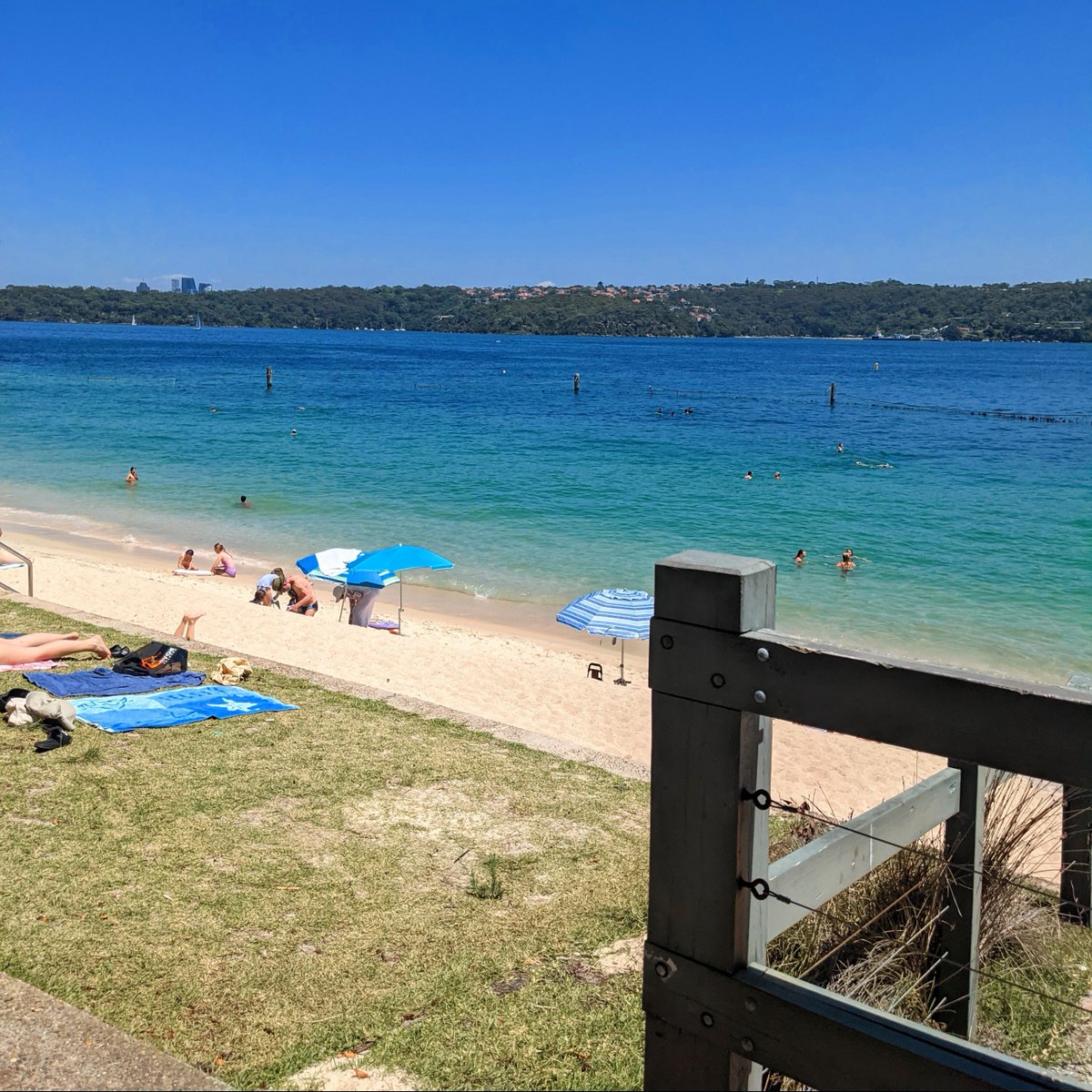 DiabetesUK's tweet image. ☀️ We’re heading for hot weather in many parts of the UK this weekend ☀️ 

It can be harder to manage blood sugar levels in hot weather if you have diabetes, so we've put together some info and advice to help you stay safe in the sun ➡️ orlo.uk/it7kF