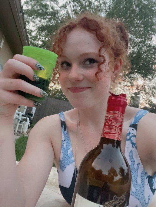 Anyways hi I&rsquo;m 21 now. Y&rsquo;all better wish me a happy birthday while I&rsquo;m morning drinking wine out of my