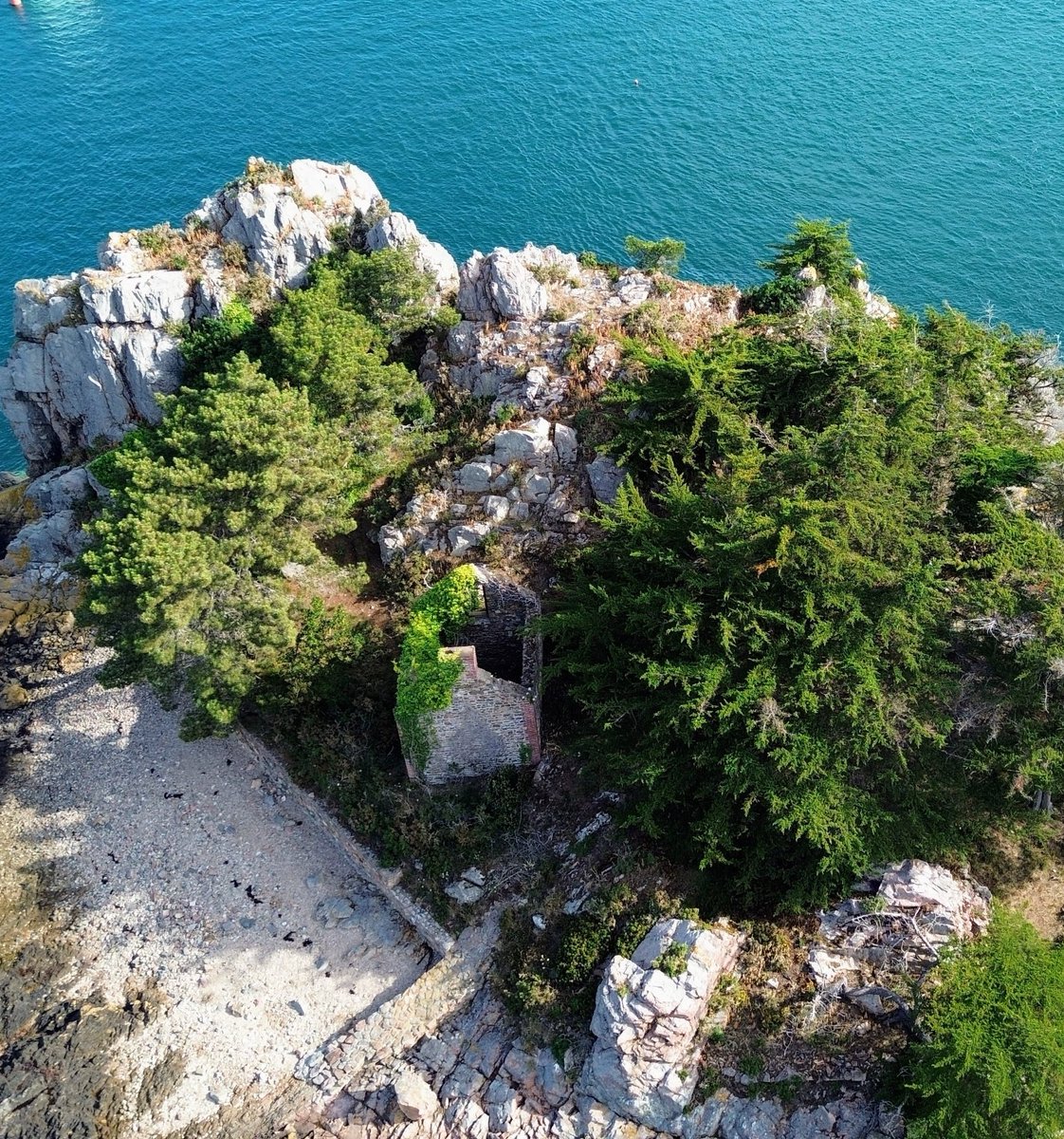 AustralClarens's tweet photo. #Island #île #mer #ocean #sea #coast #maritime #DJI #drone #vision #house #ruine #loguivydelamer #France #Bretagne #Brittany #Nature #explore #histoires #historys #youtubechannel #TikTok https://t.co/LJC25iWhCR