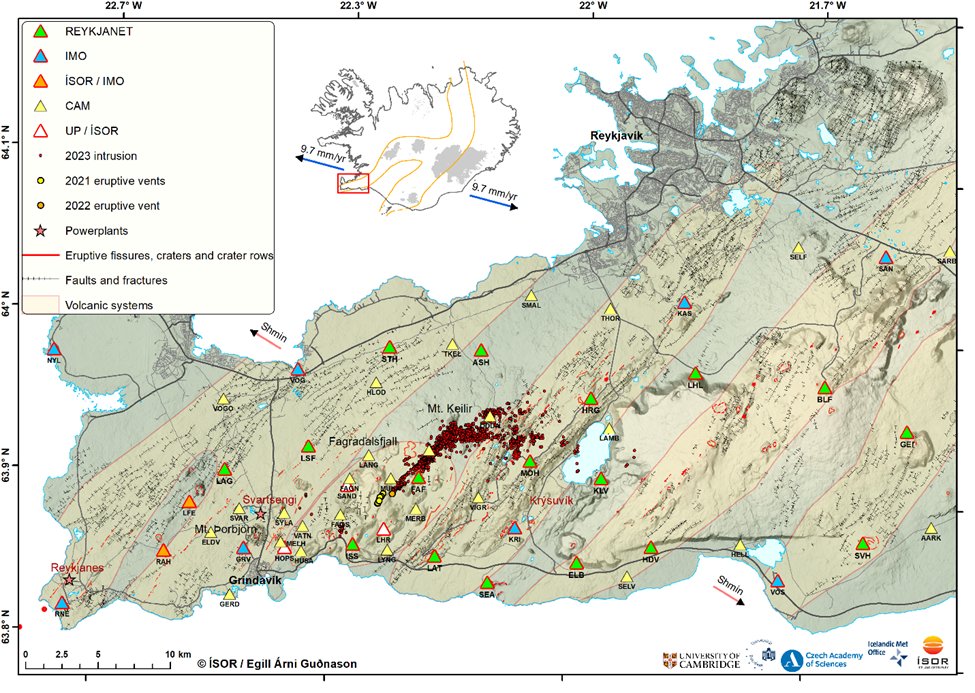 Accurate @NASPMON #earthquake locations from the start of the dyke intursion on 4 July as red dots. Triangles are seismic stations in the area. Our <a href="/naspmon/">NASPMON</a> stations are green, <a href="/Vedurstofan/">Veðurstofa Íslands / Icelandic Met Office</a> is blue,<a href="/EarthSciCam/">Cambridge Earth Sciences</a> is yellow. 

<a href="/isor_iceland/">Iceland Geosurvey</a> <a href="/CzechAcademy/">Czech Academy of Sciences</a> <a href="/TACR_cz/">TACR</a> <a href="/uni_iceland/">University of Iceland</a>