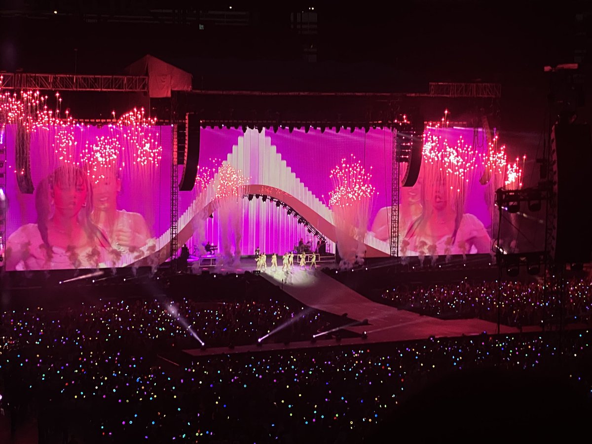 #READYTOBE_IN_NEWJERSEY was amazing >:)) you can probably tell who my favorite #TWICE member is (it’s #JIHYO ) im so excited for her album GRR