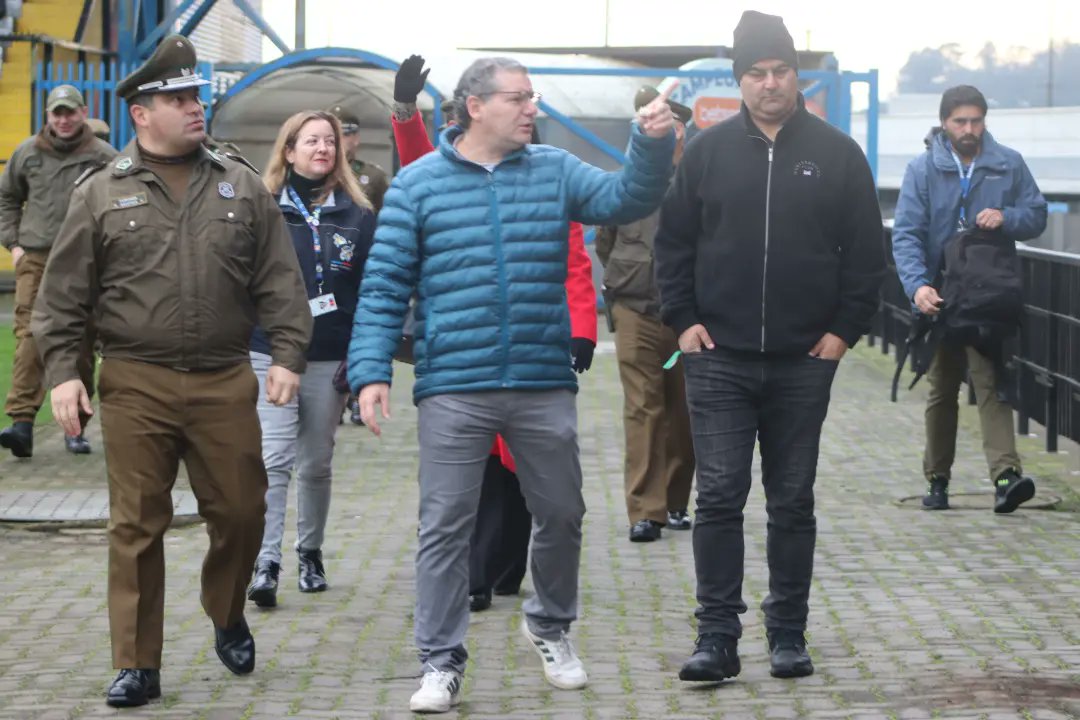 MindepBiobio's tweet photo. ¡Todo listo, todo dispuesto! Seremi @andreasaldaa16 encabezó junto a Carabineros y @DPRBiobio visita inspectiva Estadio CAP #Talcahuano, escenario del partido de este sábado (12.30 hrs) entre @Huachipato y @udechile 
Las puertas del recinto se abrirán a las 10.30 horas. https://t.co/Rij2QxXefE