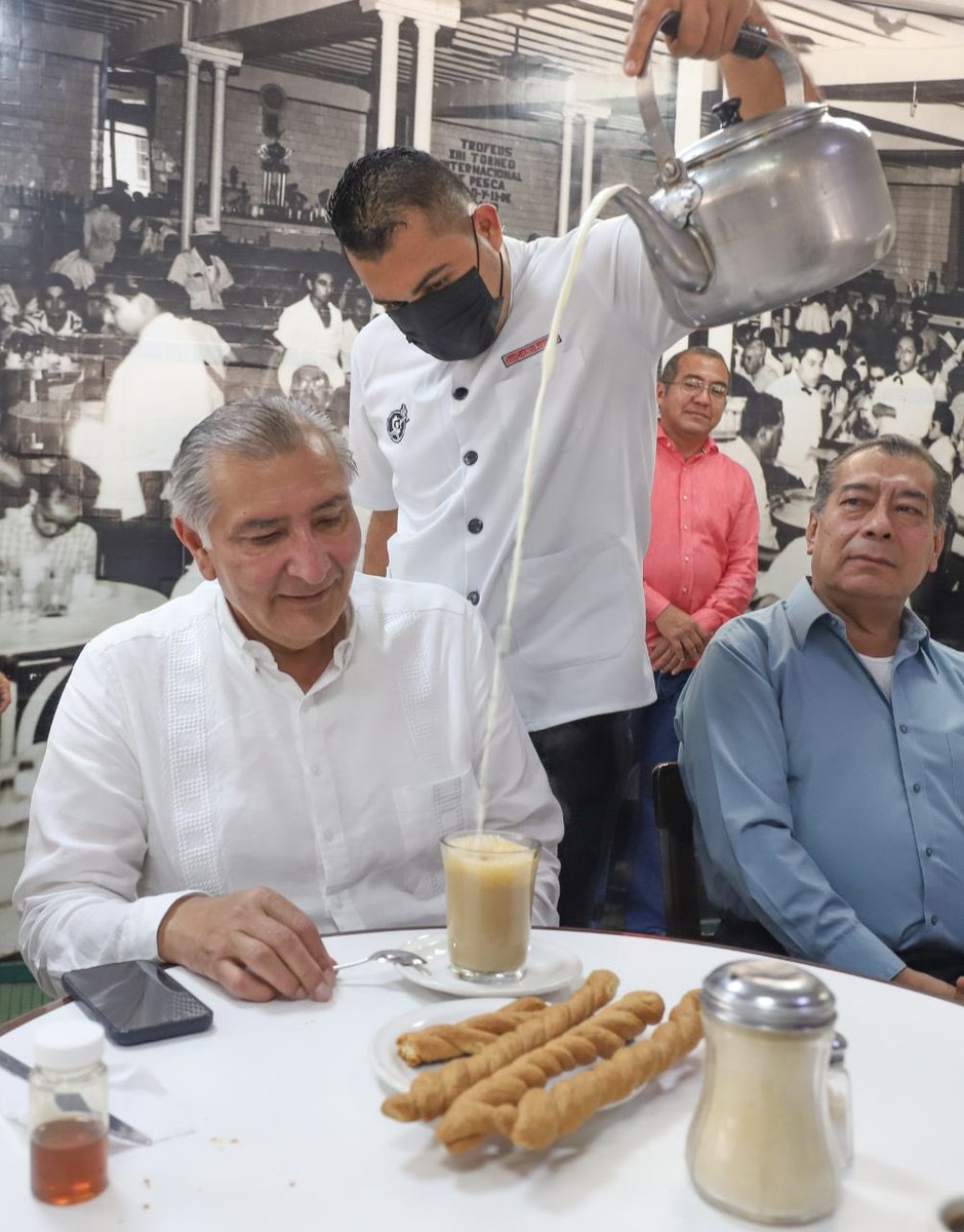 Iniciamos nuestra jornada llenos de entusiasmo en el emblemático y centenario café "La Parroquia", una joya de la tradición veracruzana, donde se tejen historias y se forjan encuentros desde hace generaciones.

Hoy, haremos brigadeo casa por casa en el puerto, para después ir a