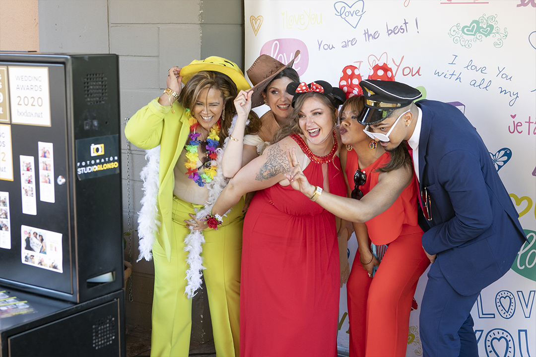 FotomatonAlonso's tweet photo. Uno de los momentos más divertidos de la boda.
¡Nuestro fotomatón!Sorprende a tus invitados poniendo en tu boda un fotomatón y no solo se divertirán, también se llevarán de recuerdo todas las fotografías que se hagan.  Finca Eboli de @inbodas https://t.co/pmGPVpNATt