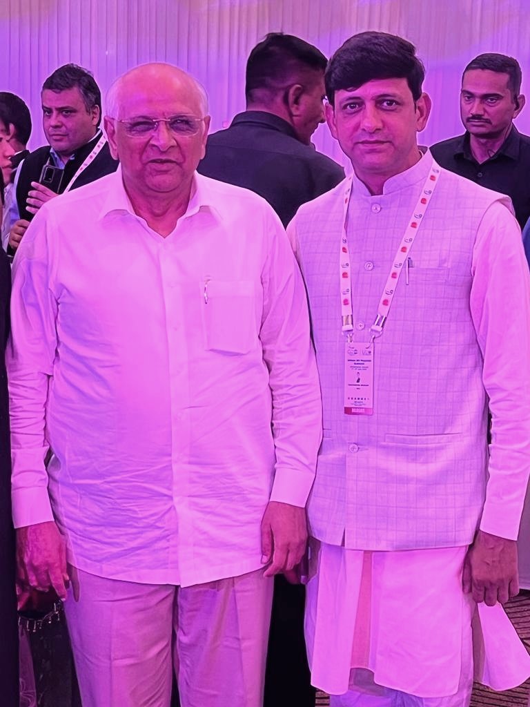 advpushyamitra's tweet photo. G-20 देशों तथा अर्बन-20 शहरों के महापौर शिखर सम्मेलन में गुजरात के यशस्वी मुख्यमंत्री श्री @Bhupendrapbjp जी से आत्मीय भेंट कर इंदौर के स्वच्छता मॉडल पर सारगर्भित चर्चा की। 

आपके द्वारा इंदौर शहर की स्वच्छता सहित अन्य उपलब्धियों के विषय में सुनना निश्चित रूप से प्रत्येक इंदौर शहर के नागरिक के लिए गर्व का क्षण है।

@g20org

#U20MayoralSummit #G20India