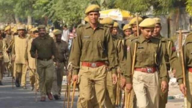 पुर्व की वसुंधरा सरकार ने बड़ी संख्या में  कांस्टेबल से हैड कांस्टेबल पद पर पदोन्नत किया था पुलिस का मनोबल बढ़ाने के लिए वर्तमान सरकार को भी कांस्टेबल से इंस्पेक्टर तक स्वच्छ छवि के पुलिस कर्मियों को यह तोहफा एक सम्मान समारोह आयोजित कर देवें।
<a href="/ashokgehlot51/">Ashok Gehlot</a> <a href="/RajCMO/">CMO Rajasthan</a> <a href="/1stIndiaNews/">First India News</a>