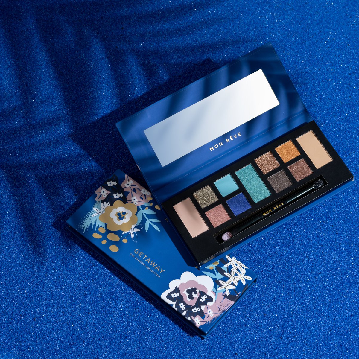 Paleta Getaway,  colección de 11 sombras de ojos inspiradas en el mar, arena y tu apuesta de sol favorita, pon a volar tu imaginación y crea hermosas combinaciones con los tonos turquesa, aguamarina, arena, oro y marrones claros. ¡Te encantará!

#monrevevenezuela 
#monreve