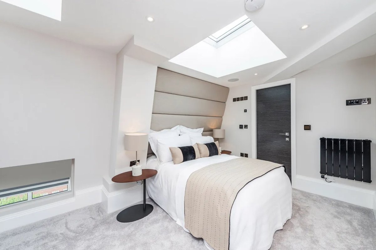 onemovegroup's tweet photo. Fantastic two double bedroom penthouse with private terrace and hot tub in the heart of London. The most desired feature of the penthouse is the stunning decked roof terrace with magnificent views taking in all of the capital's iconic buildings and landmarks. https://t.co/xSeoToQfAe