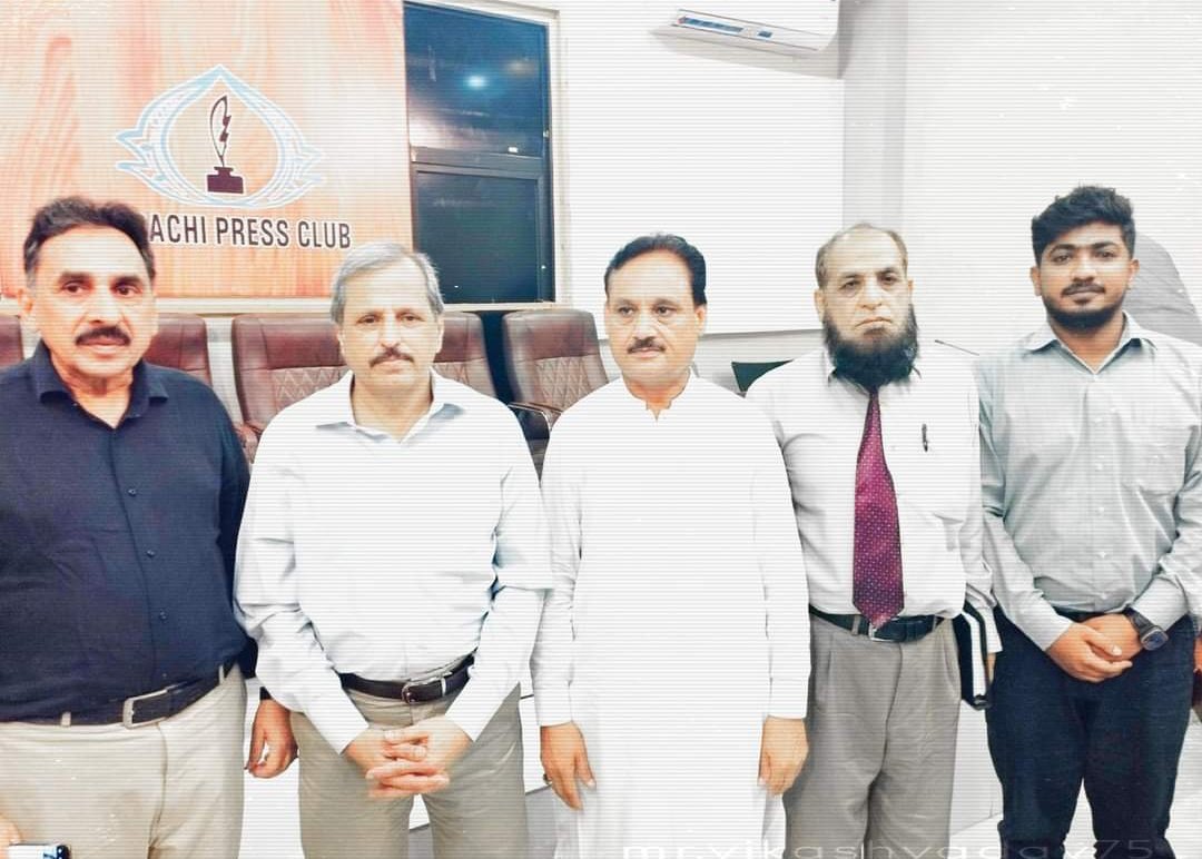 With senior Journalist <a href="/MazharAbbasGEO/">Mazhar Abbas</a> and others at #KarachiPressClub