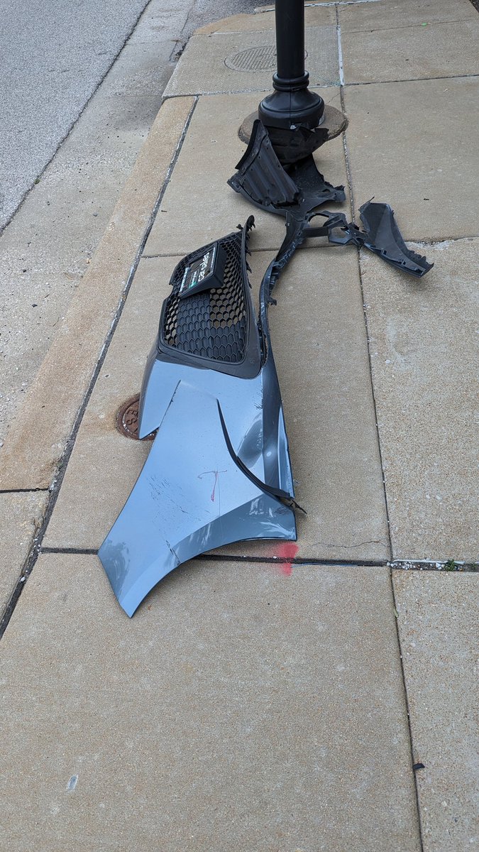 NEXTSTL's tweet photo. More car debris at Skinker and Forest Park Parkway. Safety improvements are coming! Be careful out there. #jaydriving #carsruincities https://t.co/IznJHK55Vv