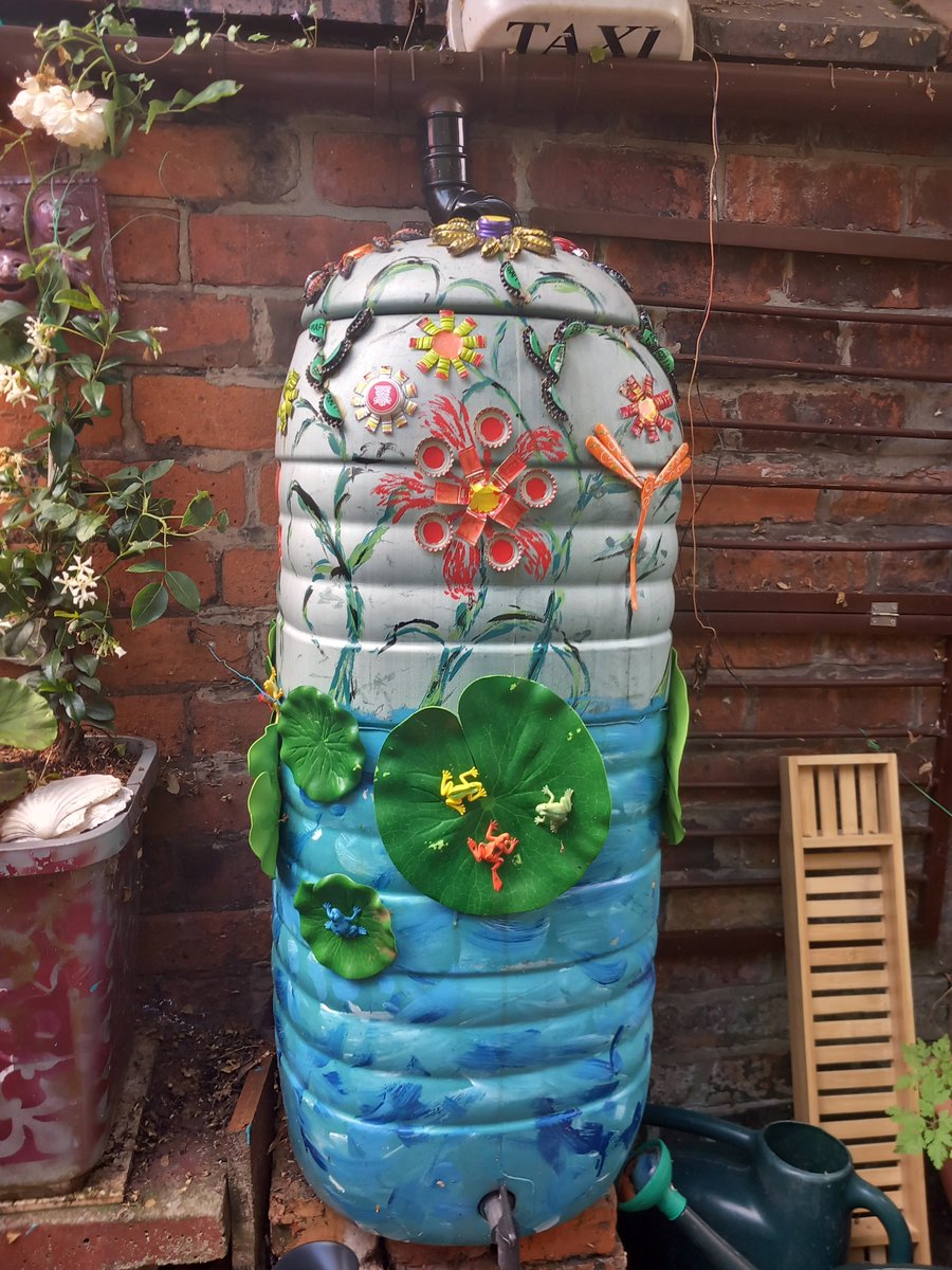 For anyone who has some plastic frogs and bottle tops and can't think of what to do with them, the answer lies right here in this Moss Side alley.  Decorate a water butt of course.  Well done to our alley greening neighbour and her grandchild who came up with this beauty!😀