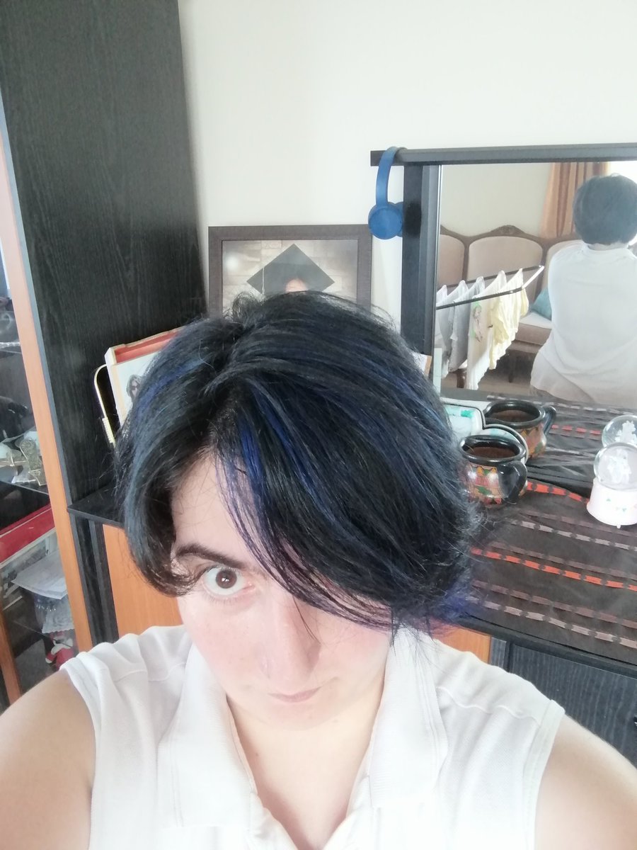 çok iyi yakışmış bu saç. Entelektüel bir görünüm bazen biraz heyecanlanıyorum. Mutluyum böyle görünmekten umut yeşeriyor içimde gerçekten hiçbir şeyi unutmamalı diyor aklım hafızam yerinde. Çok doğal durmuş bu renk çok güzel görünüyorum herkese selamlar. Güllerin içinden canım.!!