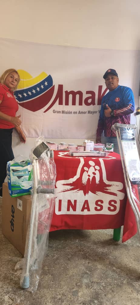 salainass's tweet photo. Garantizando la máxima protección social de la poblacion adulta mayor, el equipo multidisciplinario del INASS se desplegó en la Parroquia Santa Rosalia de la Cota 905. Con el objetivo de brindar atención con entrega de medicamentos y ayudas técnicas. #RedParlamentariaJuvenil https://t.co/F5f8u1J9Wi