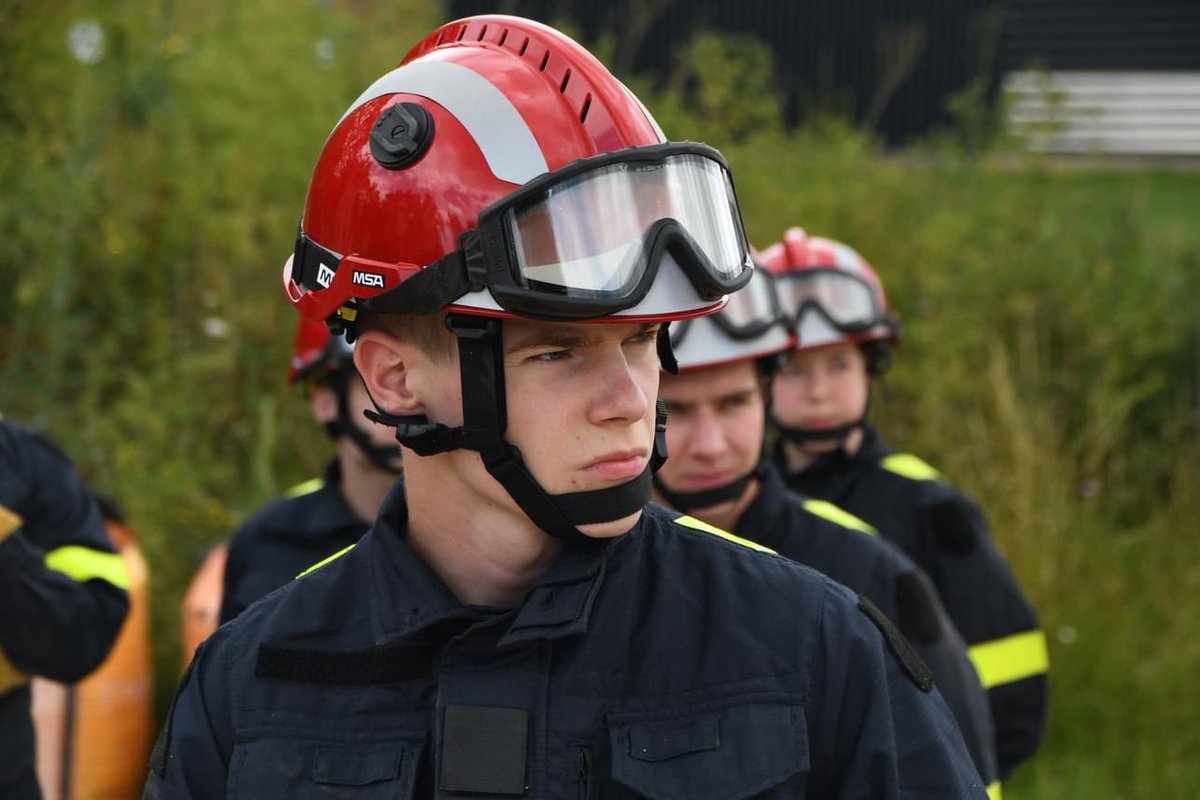 riisc_1's tweet image. #NosJeunesOps🤜🤛: Engagement et cohésion, 2️⃣2️⃣ jeunes ont découvert lors de leur 1re semaine de préparation #militaire d’initiation à la Défense nationale à l&apos;#UIISC1, les savoir-faire des sapeurs-sauveteurs. Place à la 2e semaine chez nos camarades @PompiersParis ! 🇫🇷🧑‍🚒