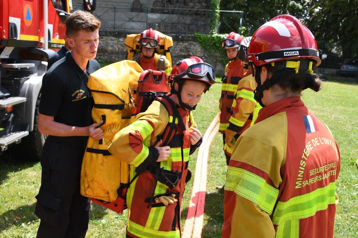 riisc_1's tweet image. #NosJeunesOps🤜🤛: Engagement et cohésion, 2️⃣2️⃣ jeunes ont découvert lors de leur 1re semaine de préparation #militaire d’initiation à la Défense nationale à l&apos;#UIISC1, les savoir-faire des sapeurs-sauveteurs. Place à la 2e semaine chez nos camarades @PompiersParis ! 🇫🇷🧑‍🚒