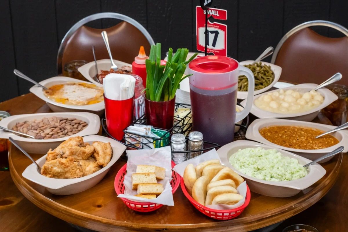 BucknersRstrnt's tweet photo. Craving some Southern comfort food? Check out our website to see our rotating menu and plan your next family-style feast with us! 💻🍴 #BucknersFamilyRestaurant #LazySusanDining #RotatingMenu https://t.co/K0fo4b2Tsl
