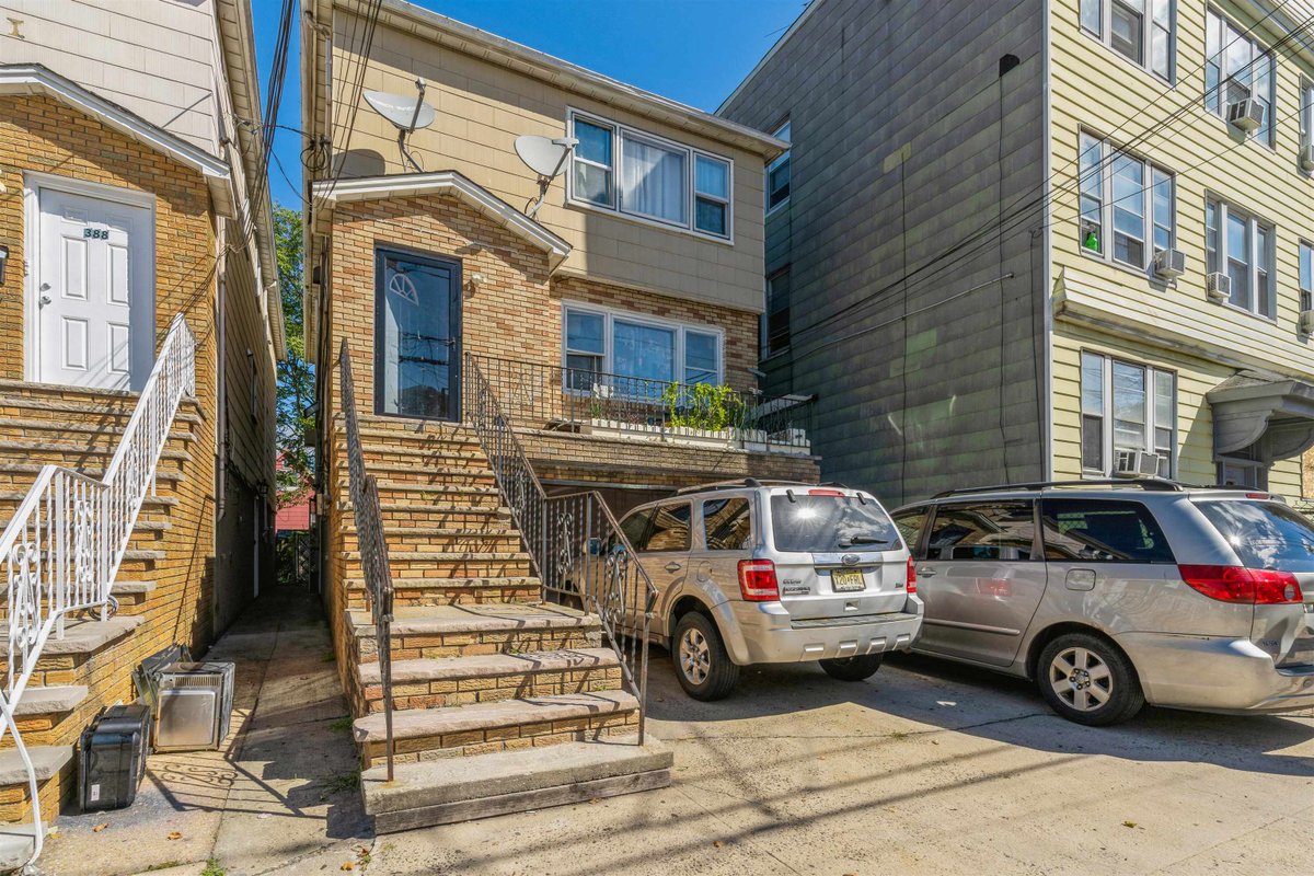 KennethWoolle12's tweet image. Fall in love with this 7 BD/ 3 BA in Jersey City. Call, text or direct message me for more info.  cpix.me/l/173125628