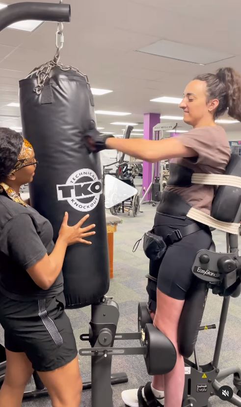 SPINALpedia's tweet photo. Dianne Vitkus, a C6 quadriplegic, boxing in a standing frame at physical therapy. Awesome workout! Follow her ---> https://t.co/R7Bfj8TyTG #spinalcordinjury #activitybasedtherapy https://t.co/FwiCliGz8A