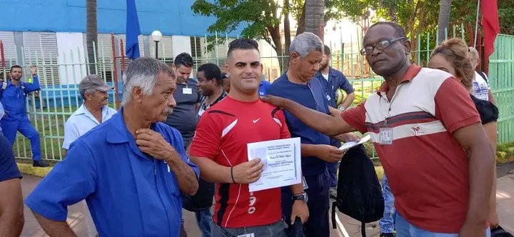 ArtvArtemisa's tweet photo. 🔌🇨🇺 | Reconocimiento a trabajadores de la CTE Máximo Gómez de Mariel 

Ser seleccionados por nuestros colectivos como Trabajadores Destacados constituye un altísimo honor y un estímulo reconocido a la labor desarrollada y los resultados alcanzados en la vida laboral y social. https://t.co/FNFK0JzLQd