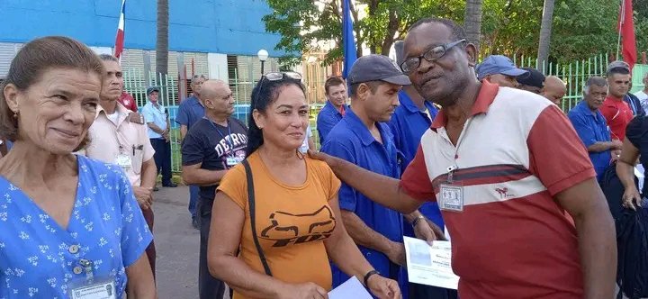 ArtvArtemisa's tweet photo. 🔌🇨🇺 | Reconocimiento a trabajadores de la CTE Máximo Gómez de Mariel 

Ser seleccionados por nuestros colectivos como Trabajadores Destacados constituye un altísimo honor y un estímulo reconocido a la labor desarrollada y los resultados alcanzados en la vida laboral y social. https://t.co/FNFK0JzLQd