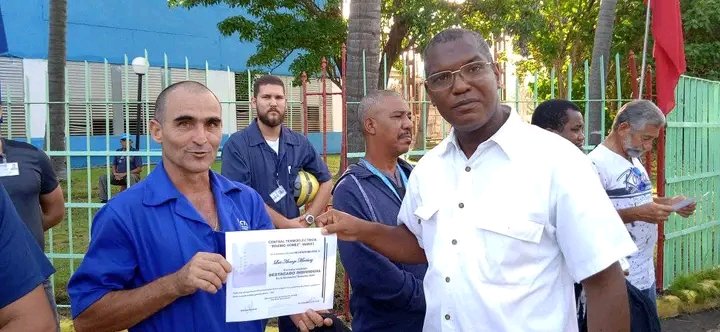ArtvArtemisa's tweet photo. 🔌🇨🇺 | Reconocimiento a trabajadores de la CTE Máximo Gómez de Mariel 

Ser seleccionados por nuestros colectivos como Trabajadores Destacados constituye un altísimo honor y un estímulo reconocido a la labor desarrollada y los resultados alcanzados en la vida laboral y social. https://t.co/FNFK0JzLQd