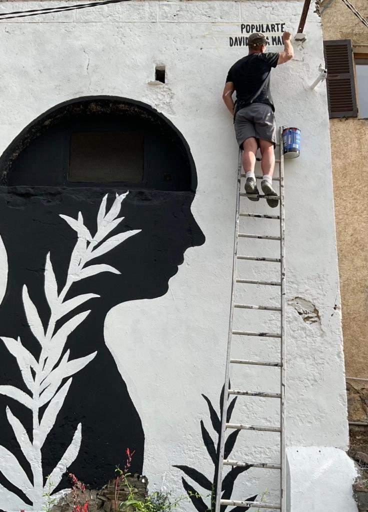 Gilles_Simeoni's tweet photo. Festival Popul’Arte, l’Arte fora di a cità : à Urtaca, une fresque de David de la Mano, artiste de Salamanca, pour dire la marche résiliente de l’Homme, de l’instinct guerrier jusqu’à la floraison de la Paix. En hommage aux morts des  conflits d’hier, et à ceux d’aujourd’hui. https://t.co/LwD6Th2mBa