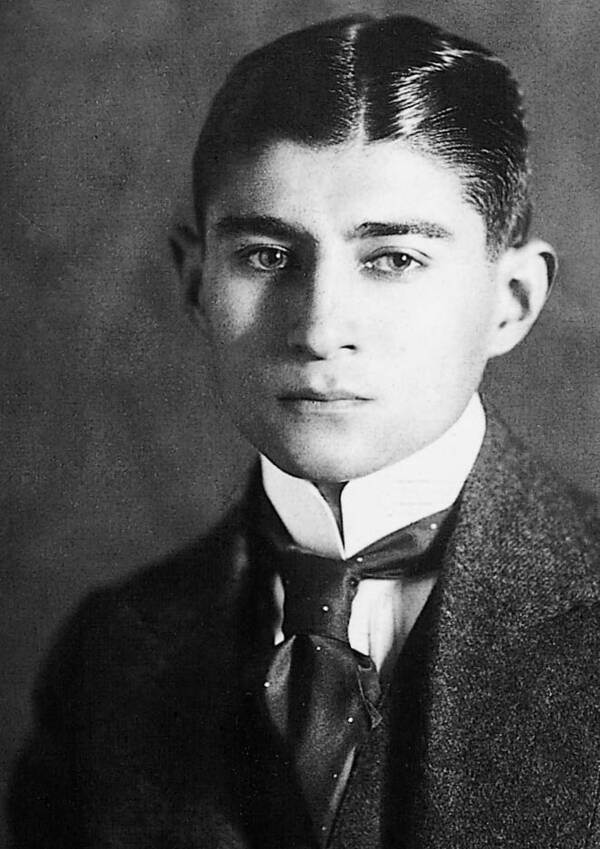 LeContempIateur's tweet image. À 40 ans, Franz Kafka (1883-1924), qui ne s&apos;est jamais marié et n&apos;avait pas d&apos;enfant, se promenait dans le parc de Berlin quand il rencontra Ingrid, une petite fille qui pleurait parce qu&apos;elle avait perdu sa poupée préférée. 

Franz et elle cherchèrent la poupée sans succès.…