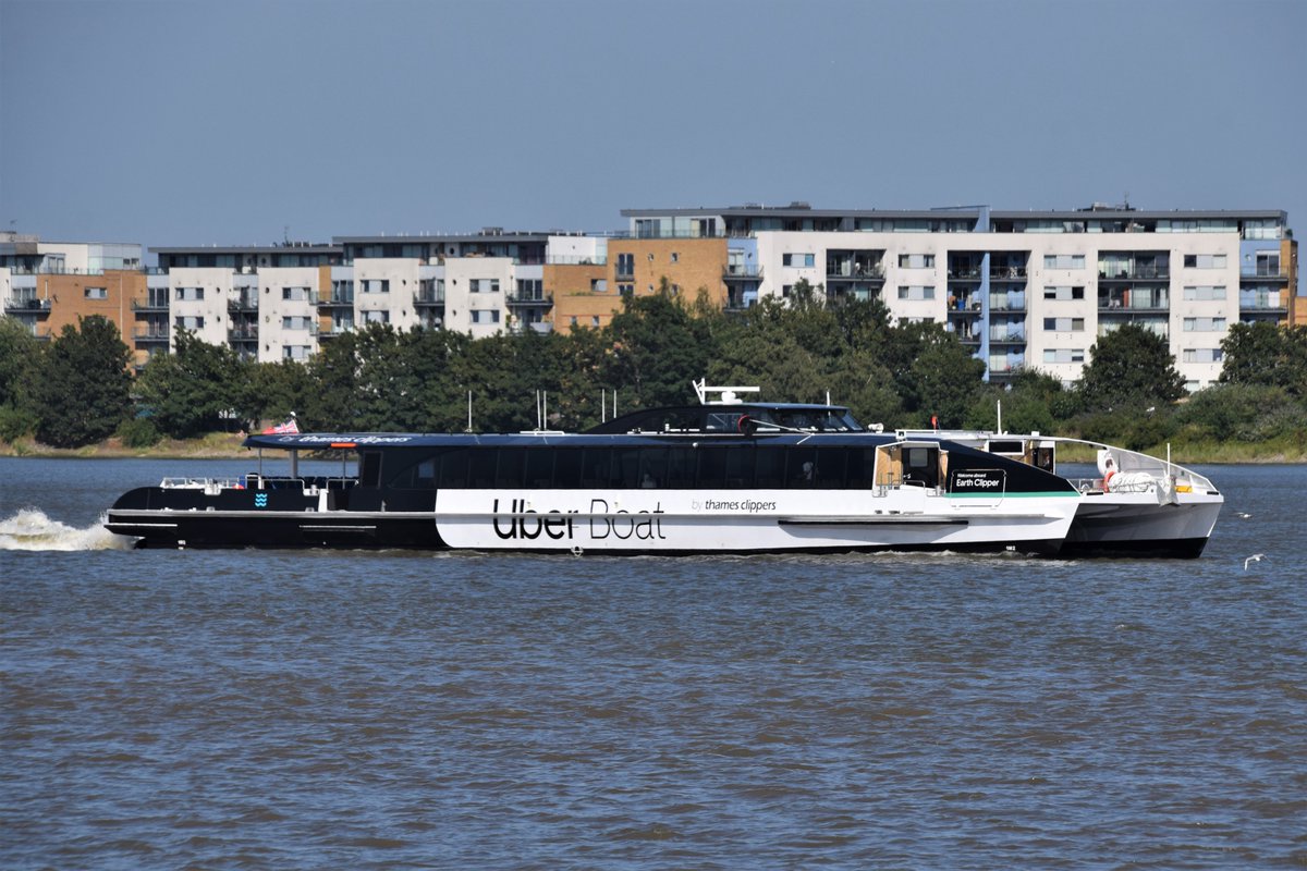 AJBC_1's tweet photo. Making it's maiden arrival in #London @thamesclippers new #Hybrid EARTH CLIPPER arrives on the #Thames - built in 🇬🇧 by @WightShipyard at #Cowes.
#EarthClipper #UberBoat #RiverBus
#HybridVessel 🔋⚡️⛴️
#LondonPortCity
#dlr_blog https://t.co/r5BncamGRd