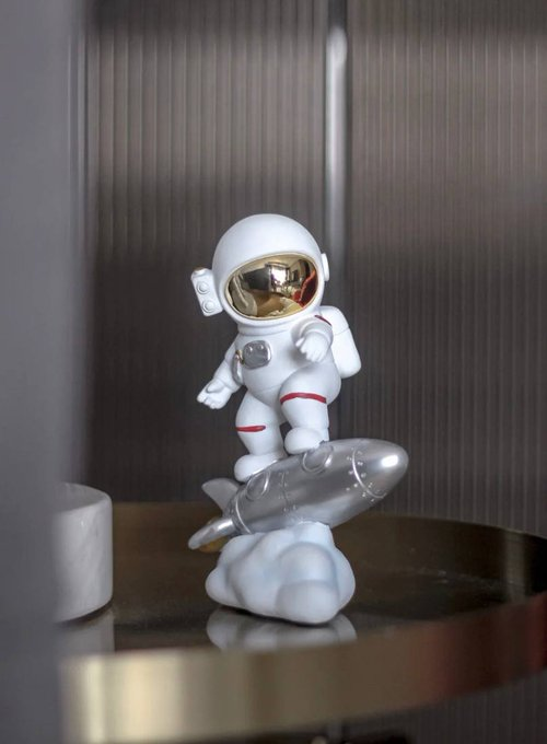 hula1414's tweet photo. launch into space😂😂 https://t.co/pYKJn73XRB