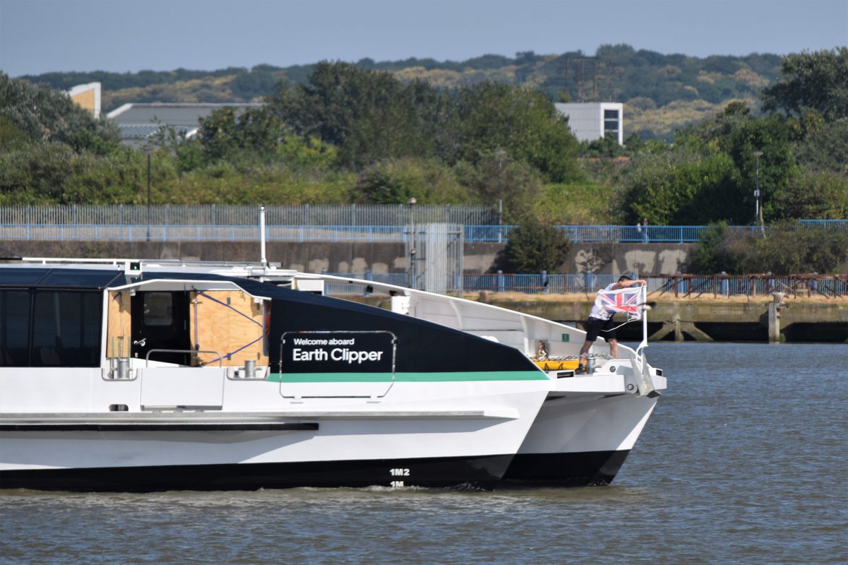 AJBC_1's tweet photo. Making it's maiden arrival in #London @thamesclippers new #Hybrid EARTH CLIPPER arrives on the #Thames - built in 🇬🇧 by @WightShipyard at #Cowes.
#EarthClipper #UberBoat #RiverBus
#HybridVessel 🔋⚡️⛴️
#LondonPortCity
#dlr_blog https://t.co/r5BncamGRd