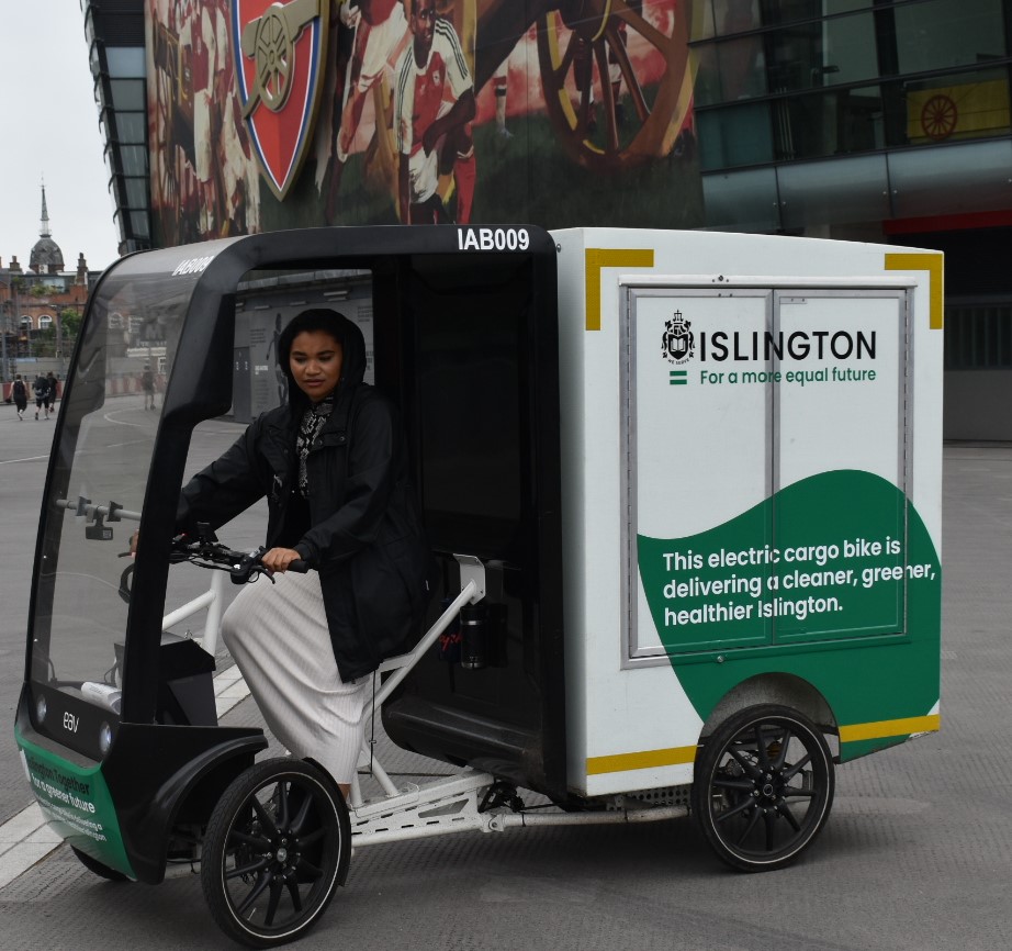 Officer's from Islington's Local Economies Team getting trained up on Cargo Bikes with the aim of being better able to support and advise businesses on their use #GreenEconomy #JustTransition #NetZero