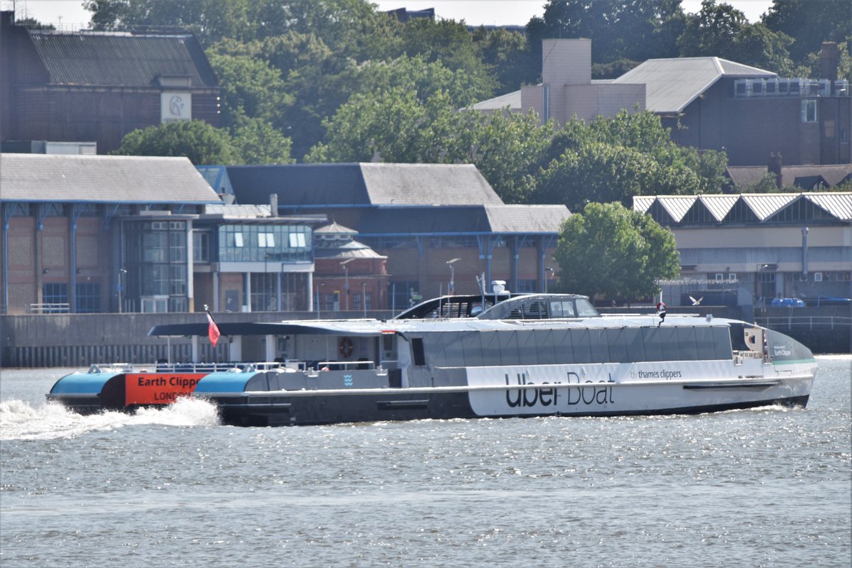AJBC_1's tweet photo. Making it's maiden arrival in #London @thamesclippers new #Hybrid EARTH CLIPPER arrives on the #Thames - built in 🇬🇧 by @WightShipyard at #Cowes.
#EarthClipper #UberBoat #RiverBus
#HybridVessel 🔋⚡️⛴️
#LondonPortCity
#dlr_blog https://t.co/r5BncamGRd