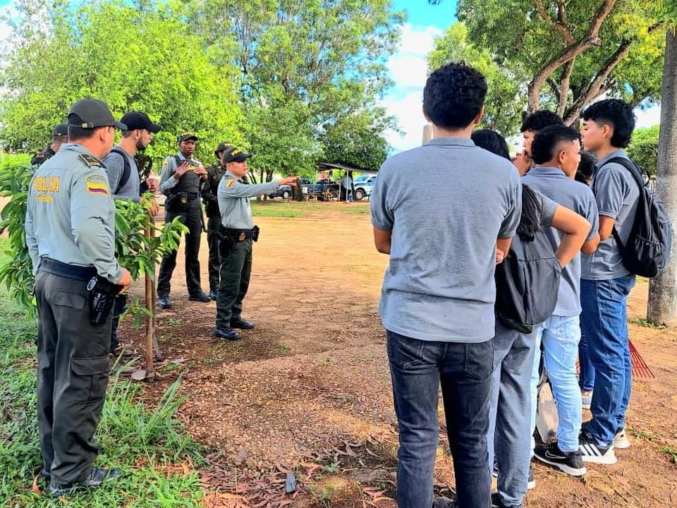 PoliciaGuaviare's tweet photo. En la capital de la esperanza, @ProteccionPonal realiza actividad de recuperación al monumento #ElColono, en compañia del @sena_guaviare reafirmando el compromiso con la conservacion de nuestro Patrimonio Nacional. #DiosYPatria @caracolguaviare @maranduanoticia https://t.co/36H4AUijH8