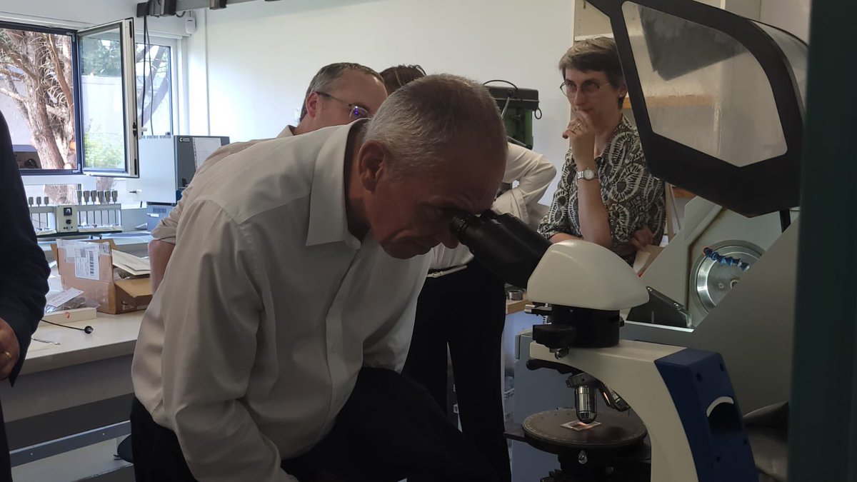 CNRSAquitaine's tweet photo. @UBMontaigne Cette journée se clôture par la visite du laboratoire @archeosciences dont les axes de recherches portent sur la chronologie des peuplements humains, la circulation des matériaux et des techniques anciennes et l'imagerie appliquée au patrimoine. https://t.co/3YfkOIN4A5